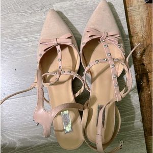 Pump shoes.